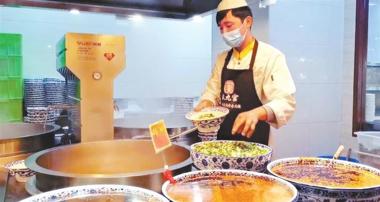 牛肉面师傅为顾客盛面
