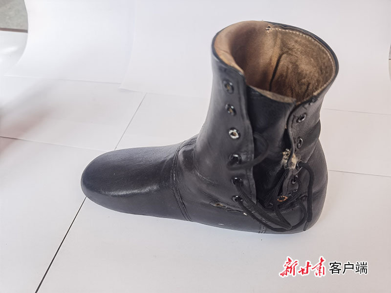 因右脚伤残而特制的鞋子