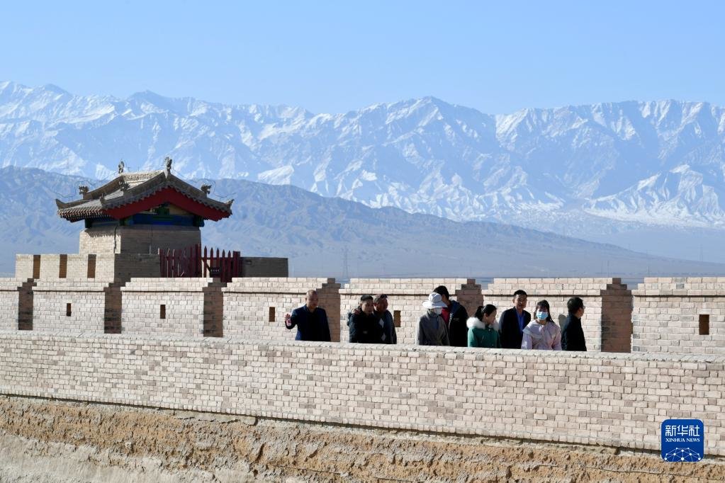 3月4日，游客在嘉峪关关城景区参观游览。新华社记者 范培珅 摄