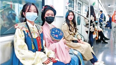 两名大学生身着汉服乘坐地铁7号线前往园博园游玩。长江日报记者李永刚 摄