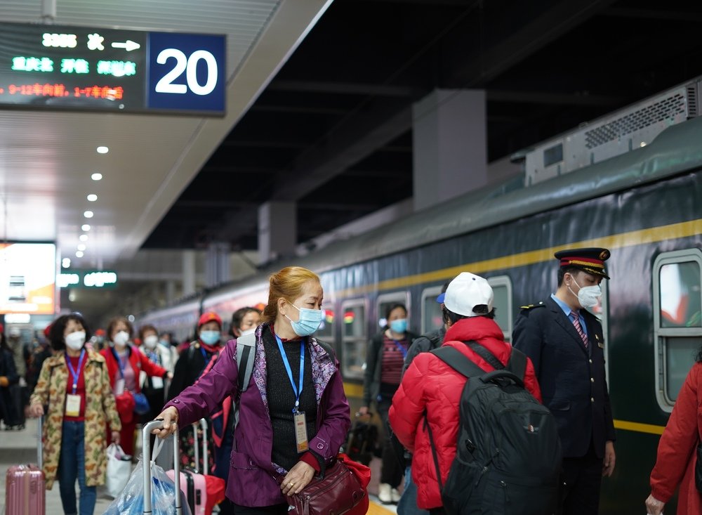 旅客登上3355次旅客列车。王成芳 摄