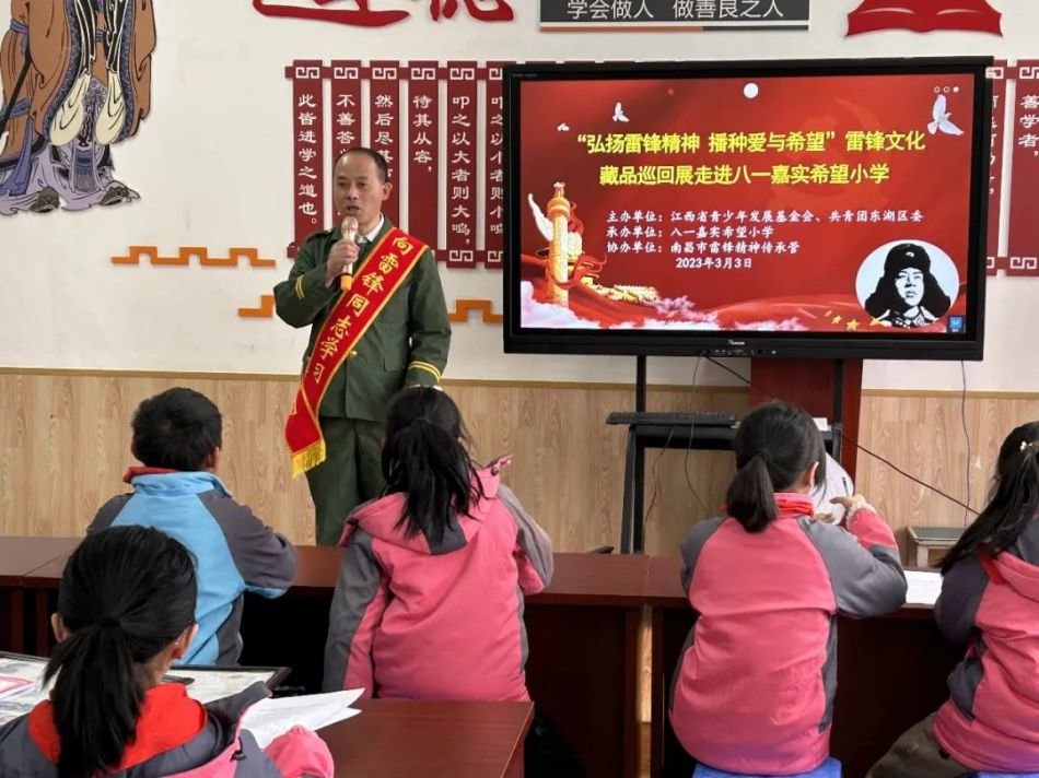 李文文在向同学们宣讲雷锋精神