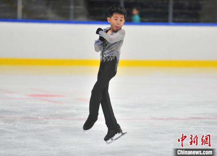 参赛小运动员在进行花样滑冰比赛。　高龙安 摄