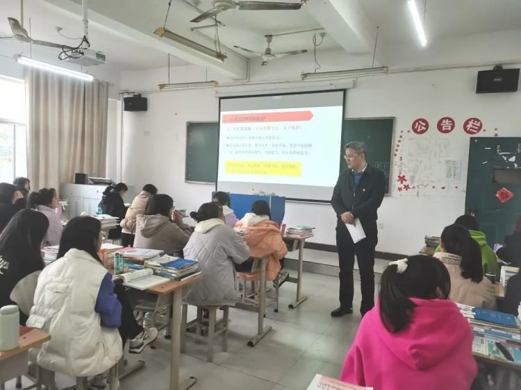 江西机电职院党委书记蔡天作、校长花严红新学期深入课堂听思政课
