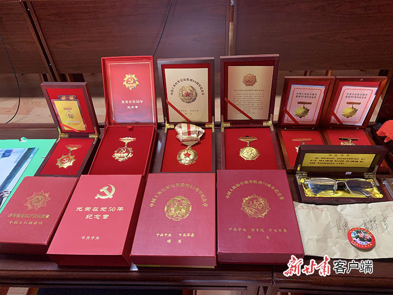 记录着余新元光辉一生的各类勋章