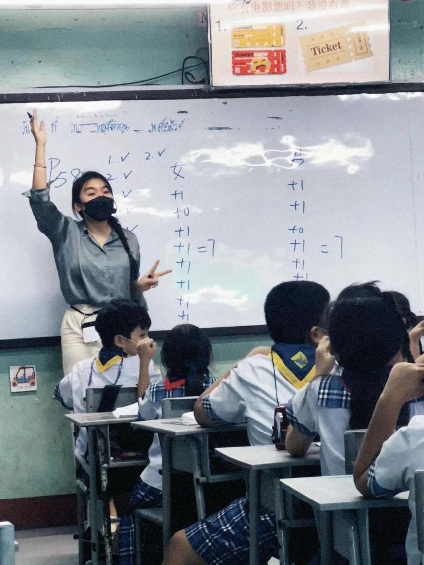崔子璇在泰国曼谷学校进行公开课演讲