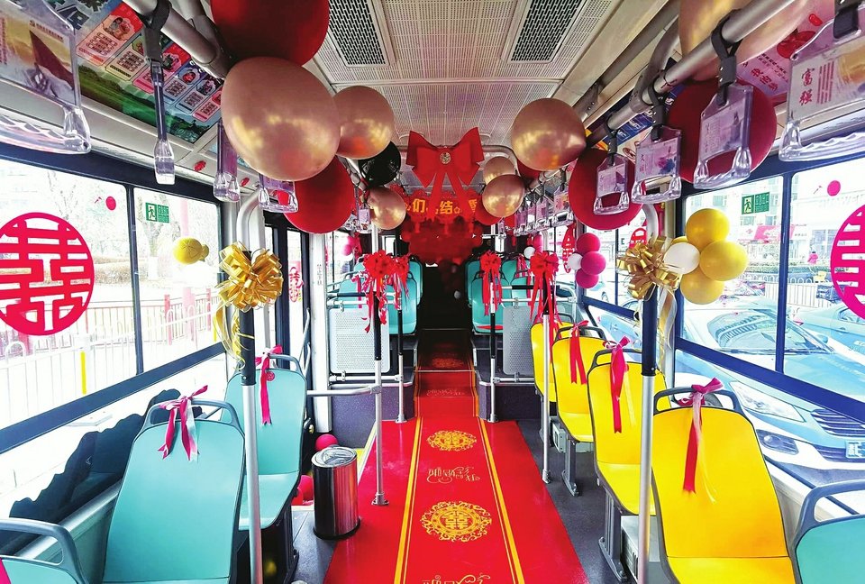 为了倡导移风易俗、婚事新办的社会风气，晋城市公交公司专门推出了“520路公交婚车”。大图为“公交婚车”喜庆的内部装饰。小图为车身外形。张少毅 摄
