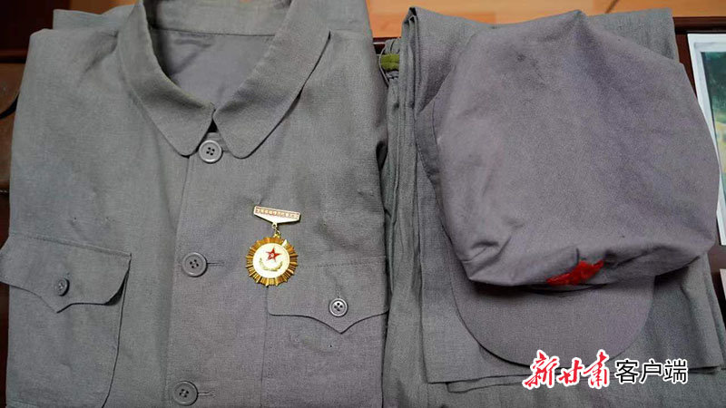 余新元参加阅兵仪式穿过的八路军军服