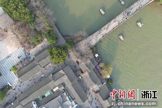 市民游客在桥西历史文化街区游玩。（无人机照片）王刚 摄