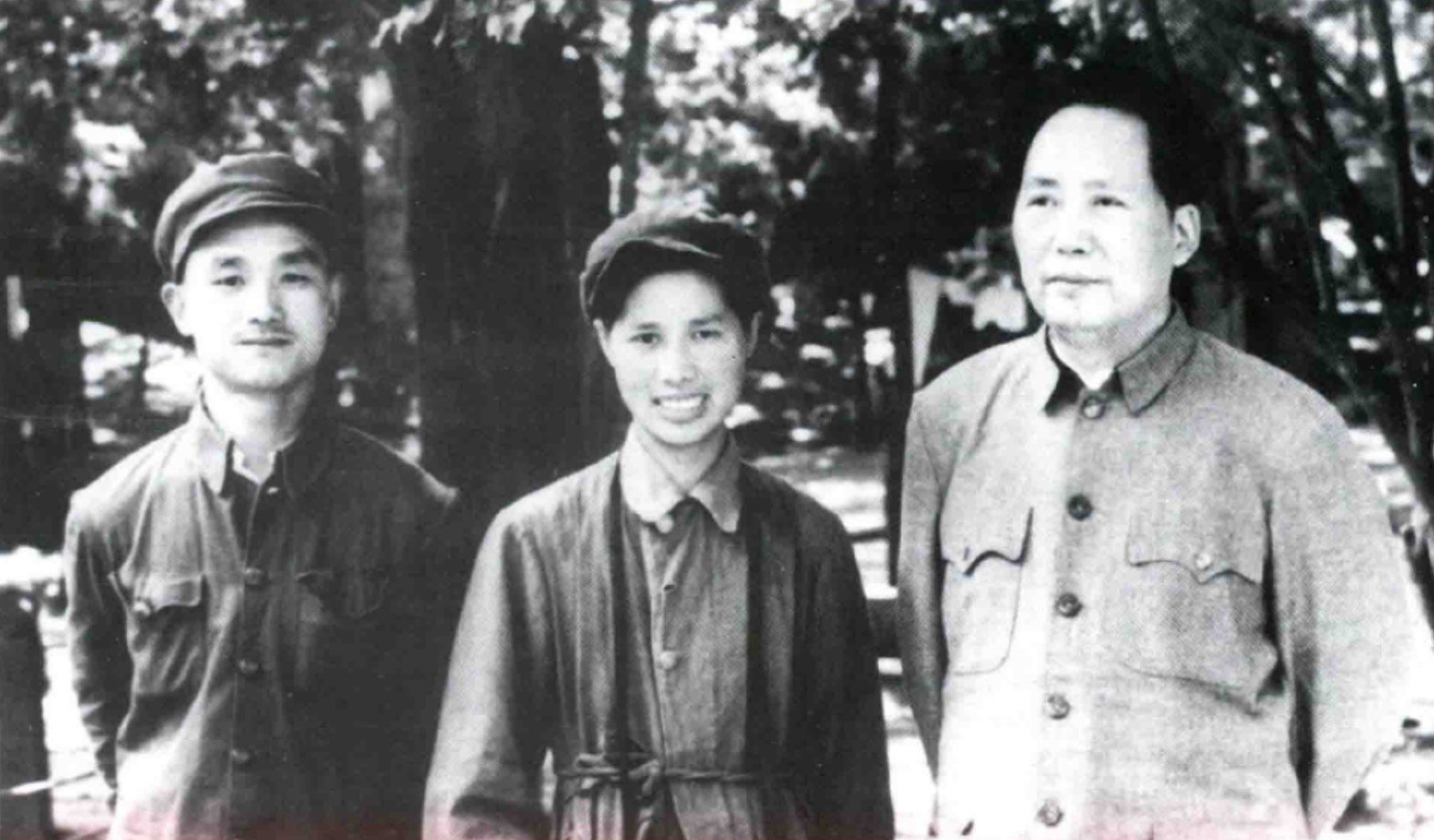 1949年5月毛泽东在北京香山双清别墅与侯波、徐肖冰合影。