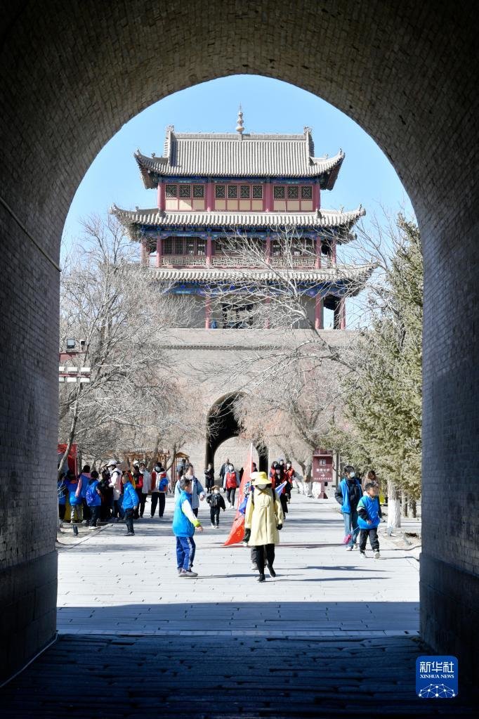 3月4日，游客在嘉峪关关城景区参观游览。新华社记者 范培珅 摄