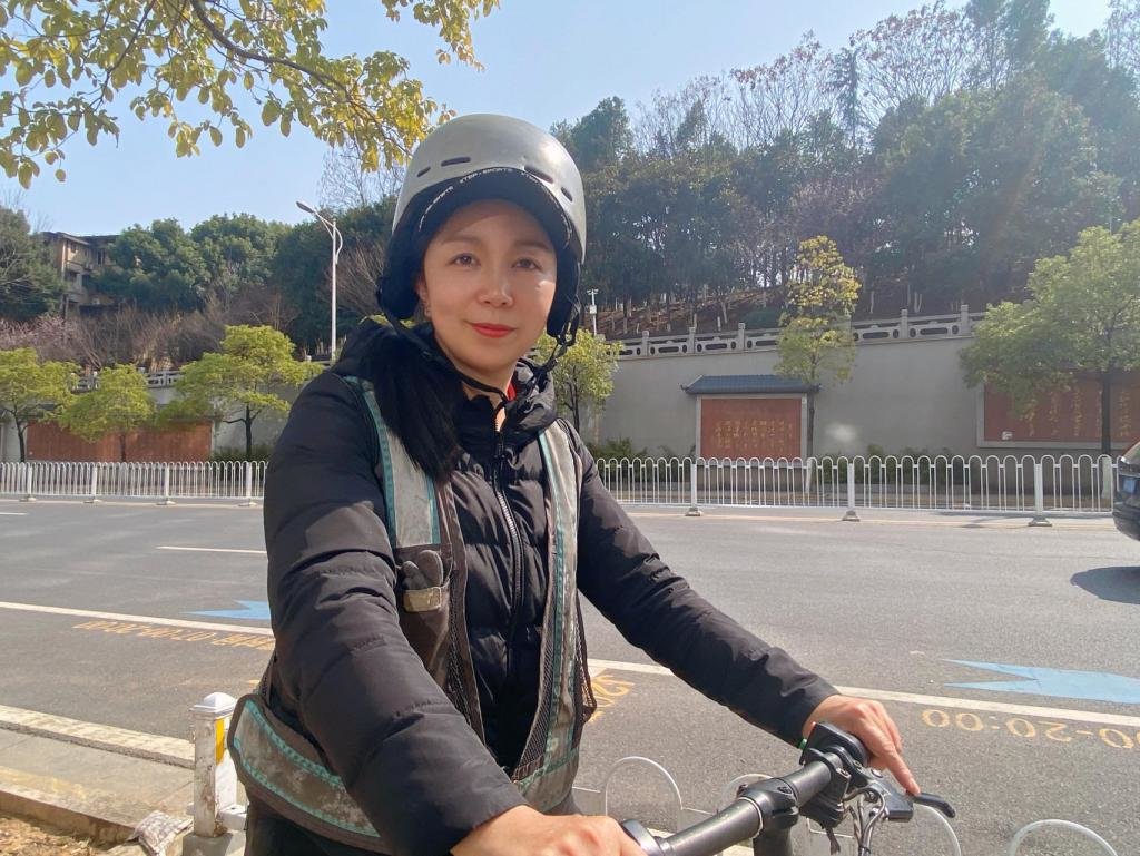 △ 3 月 6 日,滴滴代驾司机向靖准备上线接单。图 / 记者陈张书