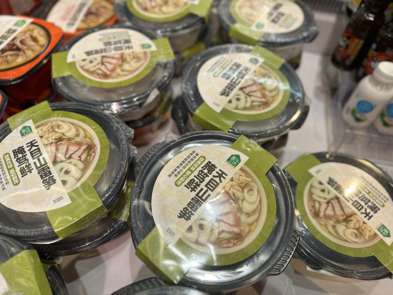 目前长沙的春菜预制菜中，小笋酸菜包、天目山雷笋腌笃鲜、黄芽菜肉丝春卷最受市民欢迎。
