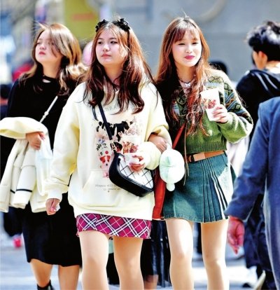 5日，不少年轻人来江汉路步行街逛街购物。长江日报记者喻志勇 摄