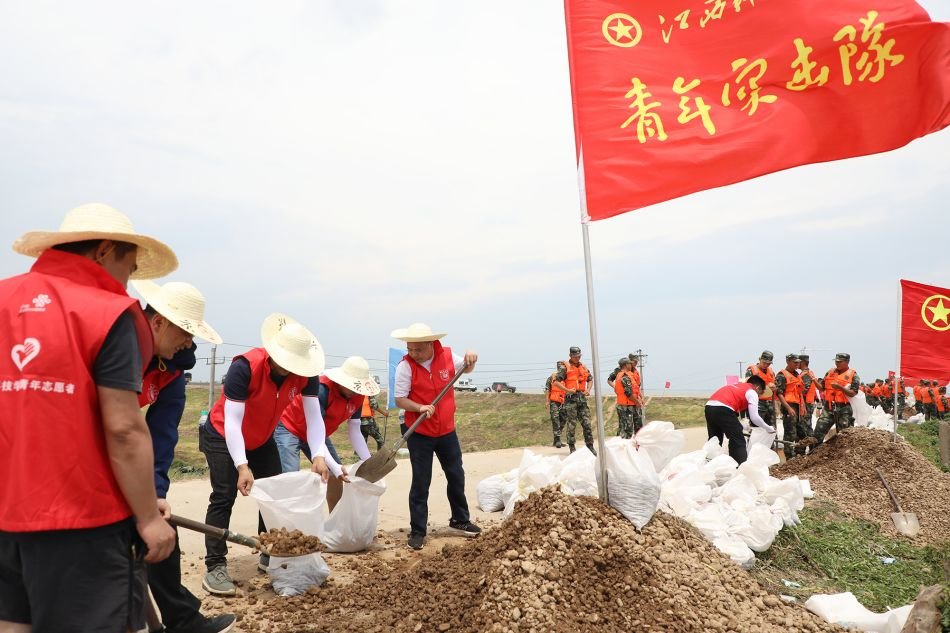 组建青年突击队参加防汛救灾