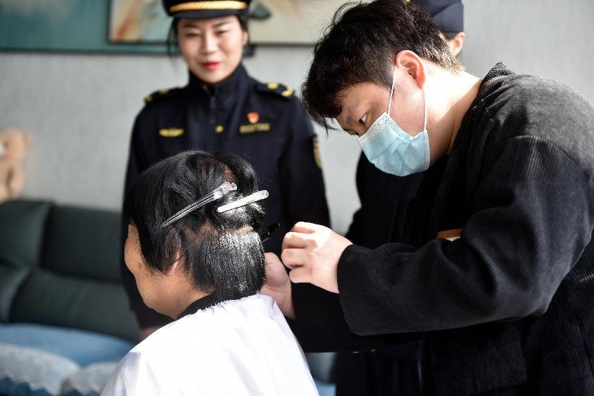 志愿者们上门为老人理发、剪指甲