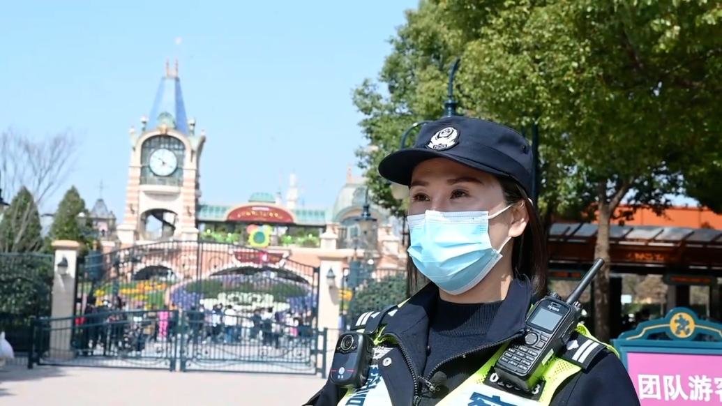 3.8特辑丨迪士尼“最美小迪警官”：听游客说上海警察真棒特别开心
