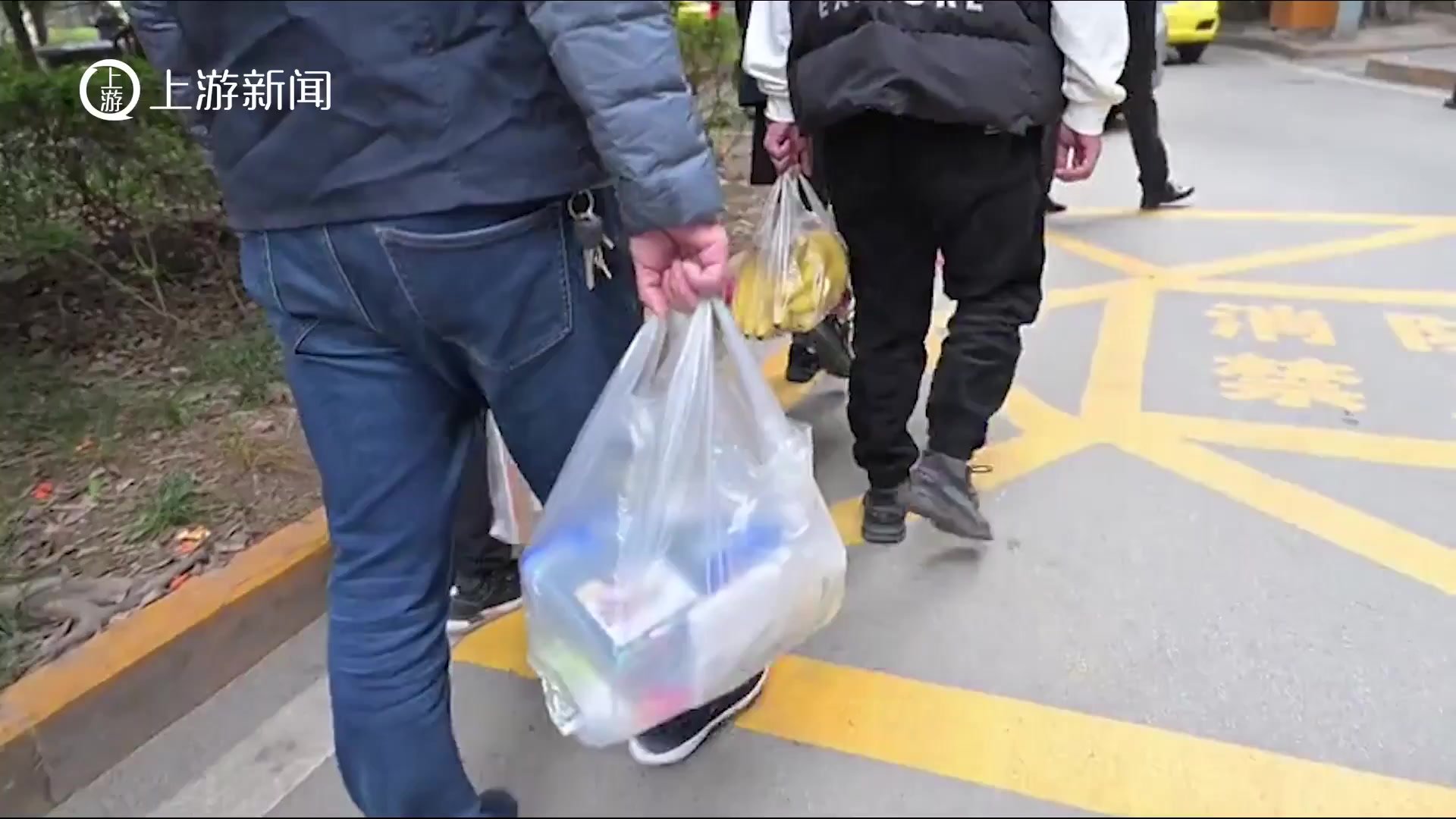 提着慰问品“雷锋的士”志愿者们敲开了孩子的家门_凤凰网视频_凤凰网