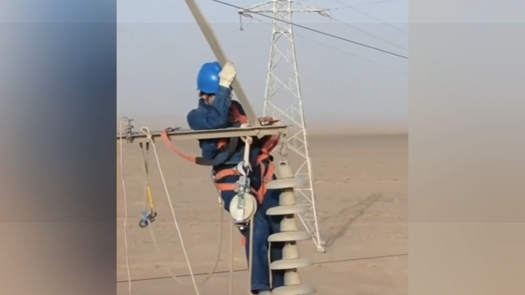 “00后”女电工18米高空作业