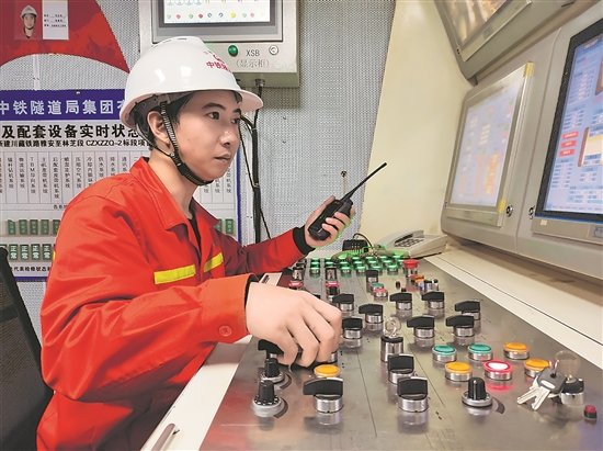 母永奇在工作中。