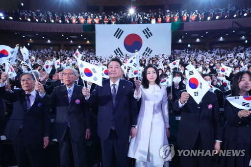 3月1日，在首尔市中区的柳宽顺纪念馆，韩国总统尹锡悦（左三）和夫人金建希（右三）出席三一独立运动104周年纪念仪式。图源：韩联社