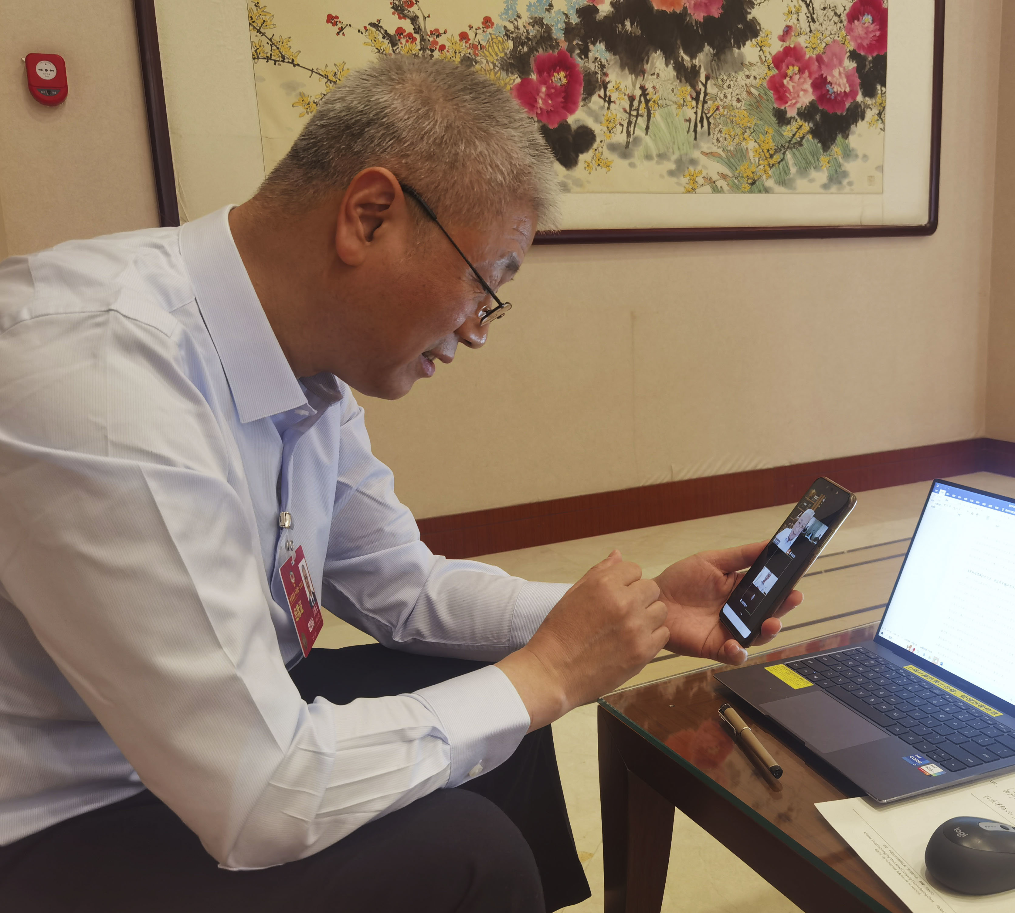 3月8日，全国政协委员汪鹏飞在驻地与科技部工作人员连线。新华社记者 高敬 摄