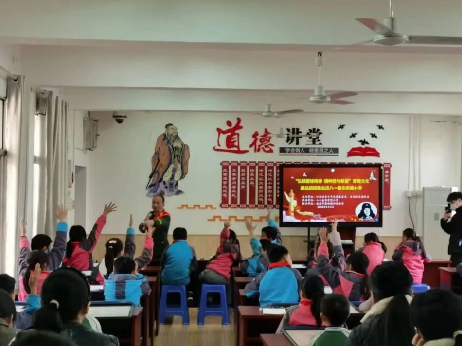 同学们踊跃表现、积极发言