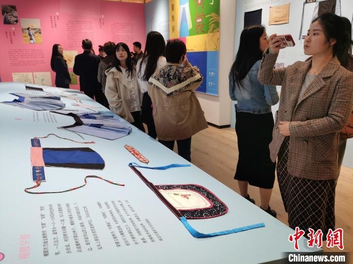 民众参观甪直水乡妇女服饰。　钟升 摄