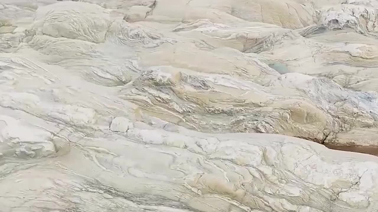 洛河河床出现独特地质景观，宛若天然山水画