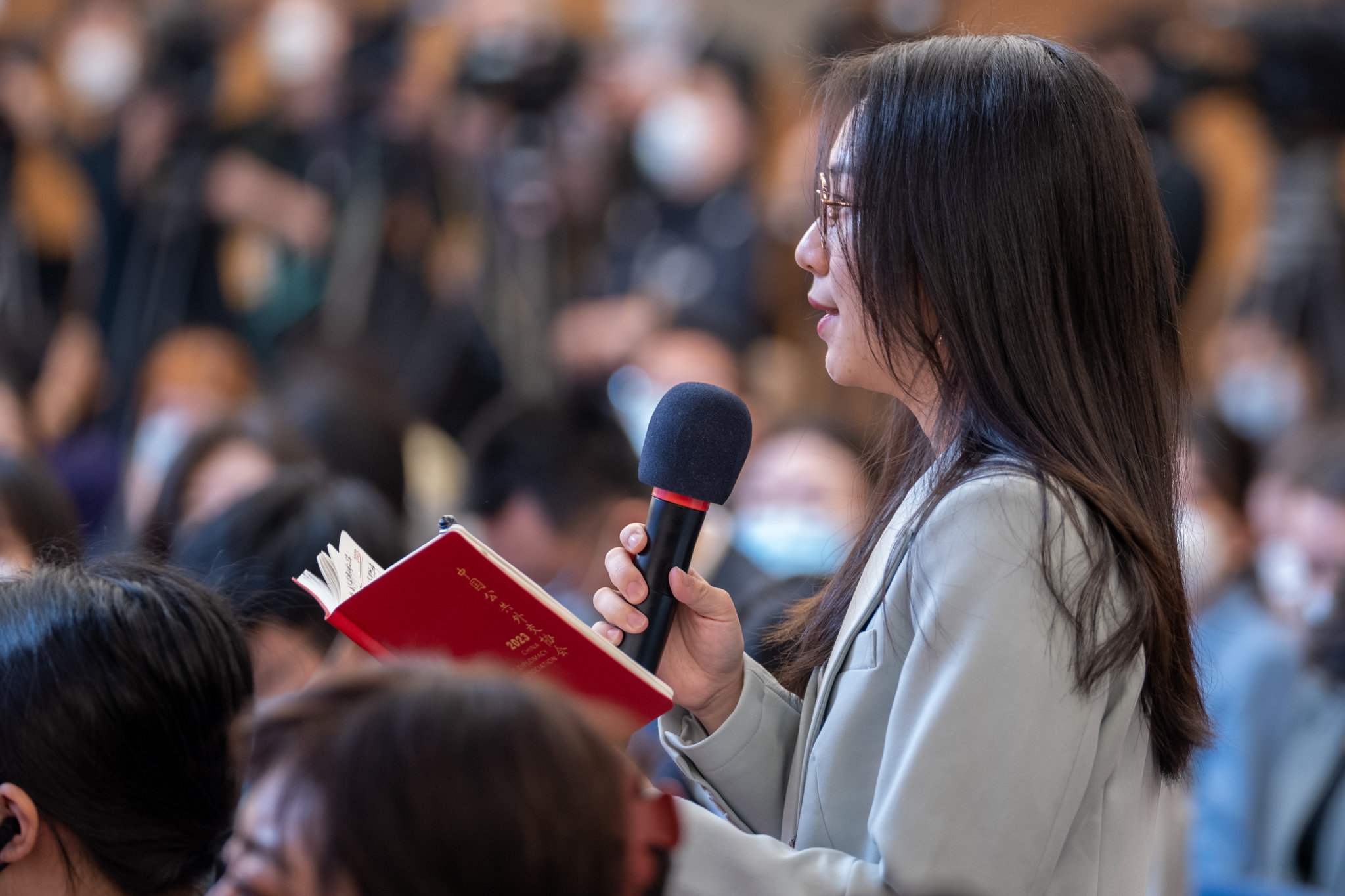 直击2023全国两会：大批中外记者齐聚一堂