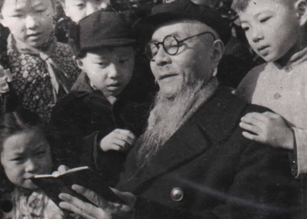 1962年，孩子们在襄阳公园看丰子恺画速写