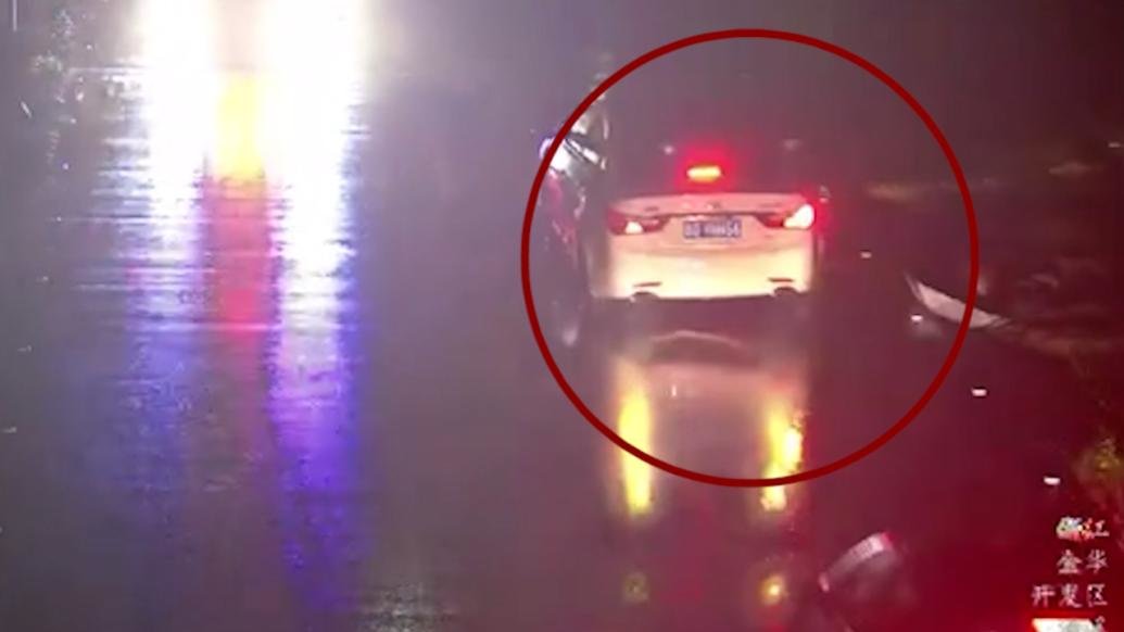 女司机撞到3人后驾车逃逸再次碾压伤者，致一人死亡被判六年