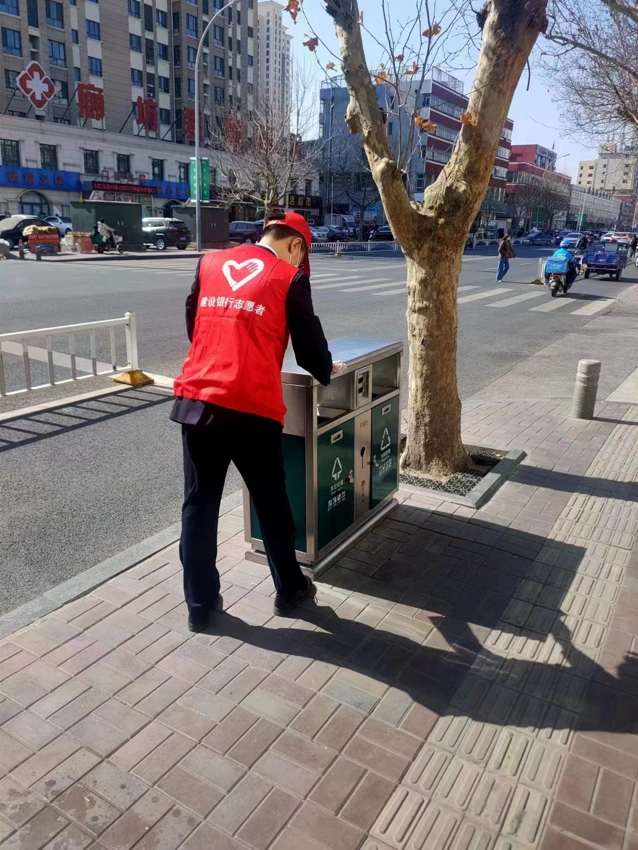 建行廊坊分行开展“致敬雷锋榜样 传递港湾真情”活动