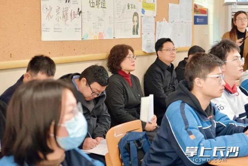 评委及旁听老师听课。