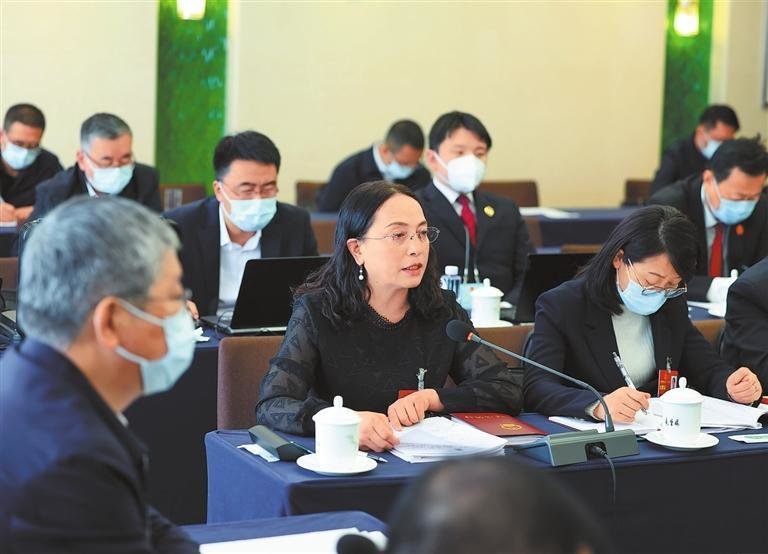 3月9日，甘肃代表团在驻地审议最高人民法院工作报告、最高人民检察院工作报告。本组图片由新甘肃·甘肃日报记者 高樯 摄