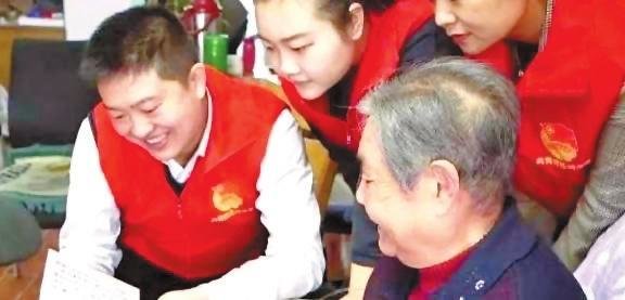 张森(左)参加志愿服务 资料图片