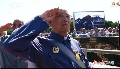 阅兵式上敬礼的余新元