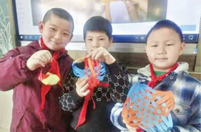 武昌区白鹭街小学学生在上纸藤编织课。