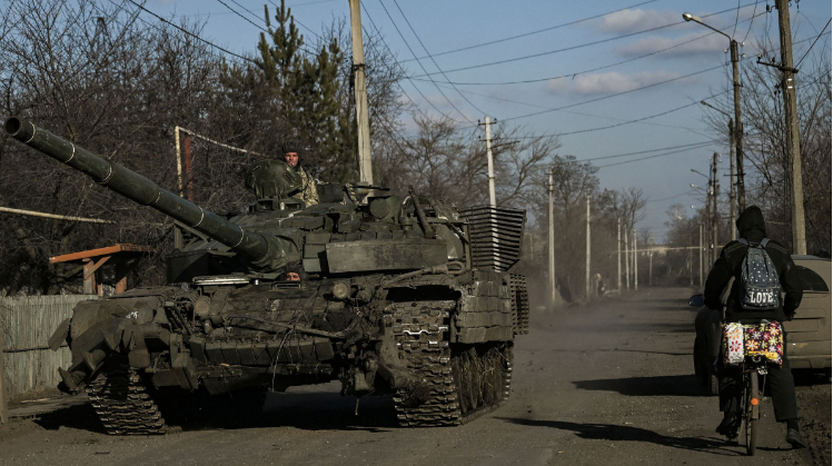 2023年3月5日，巴赫穆特市附近一处村庄，乌克兰士兵驾驶坦克。 图自外媒