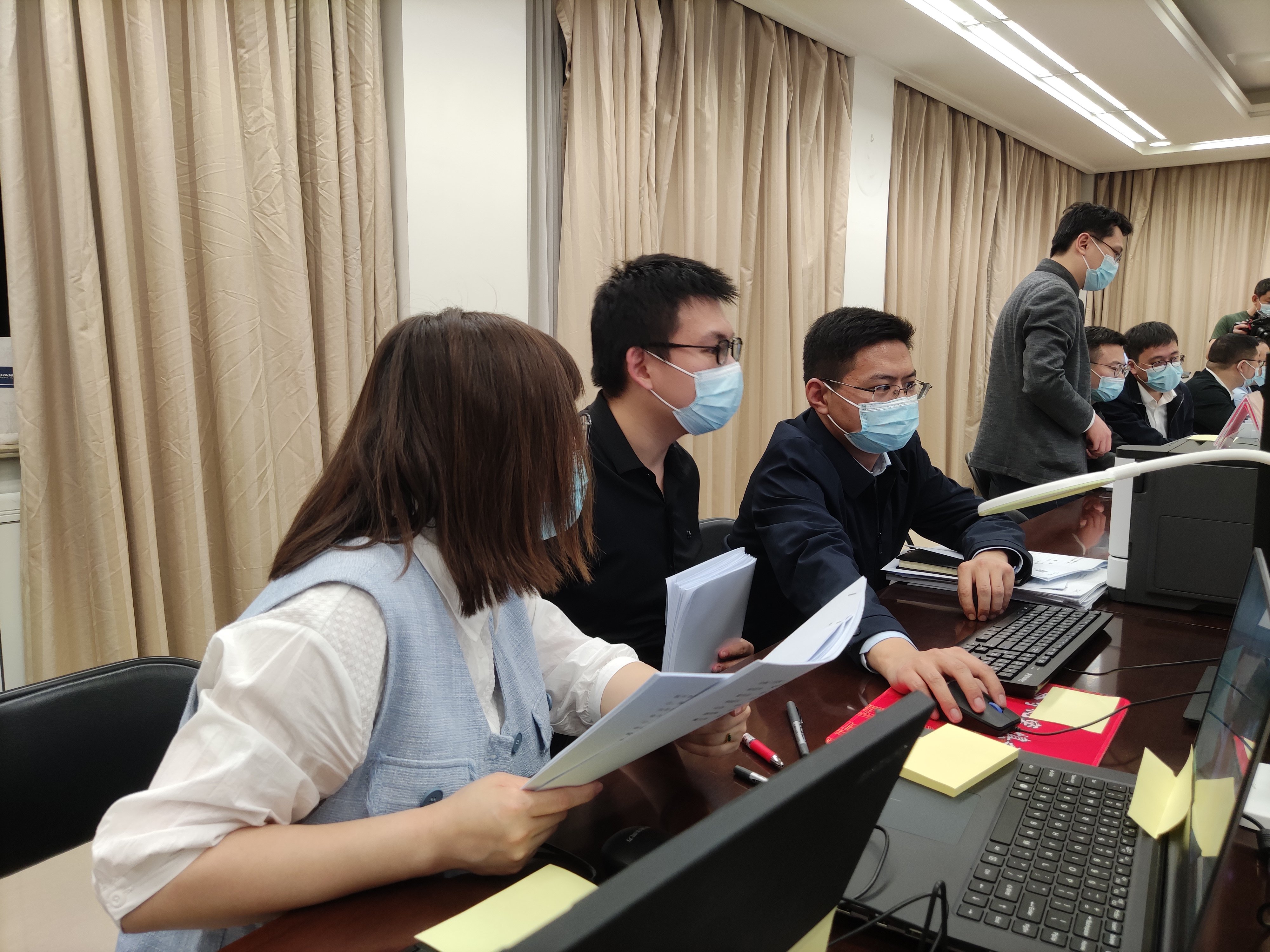 3月5日晚,国务院办公厅工作专班工作人员在认真梳理汇总代表委员意见