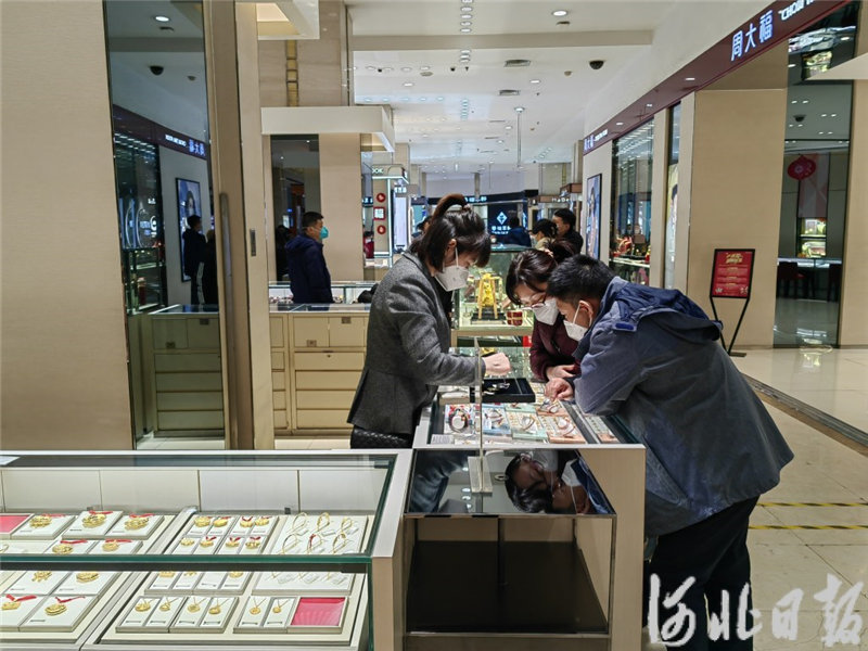 在石家庄北国商城一楼的珠宝区，顾客正在选购饰品。河北日报资料片