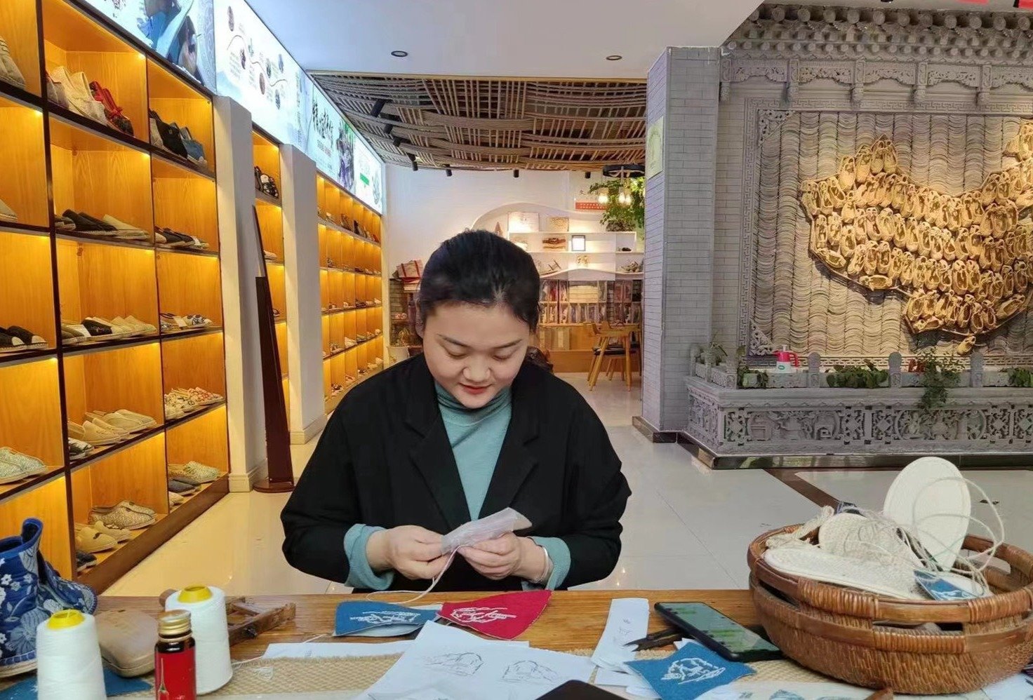 “行走”的非遗出圈记:甘肃麻鞋卖到了北京故宫凤凰网甘肃_凤凰网