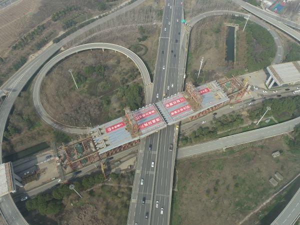 白沙洲大道快速化改造主线跨三环线顶推完成。通讯员供图