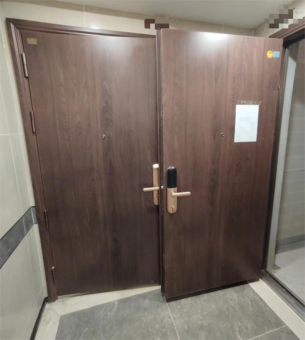 "青风公园二期入户门协商群"业主提供的"打架门"照片.