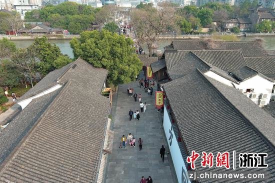 市民游客在桥西历史文化街区游玩。（无人机照片）王刚 摄
