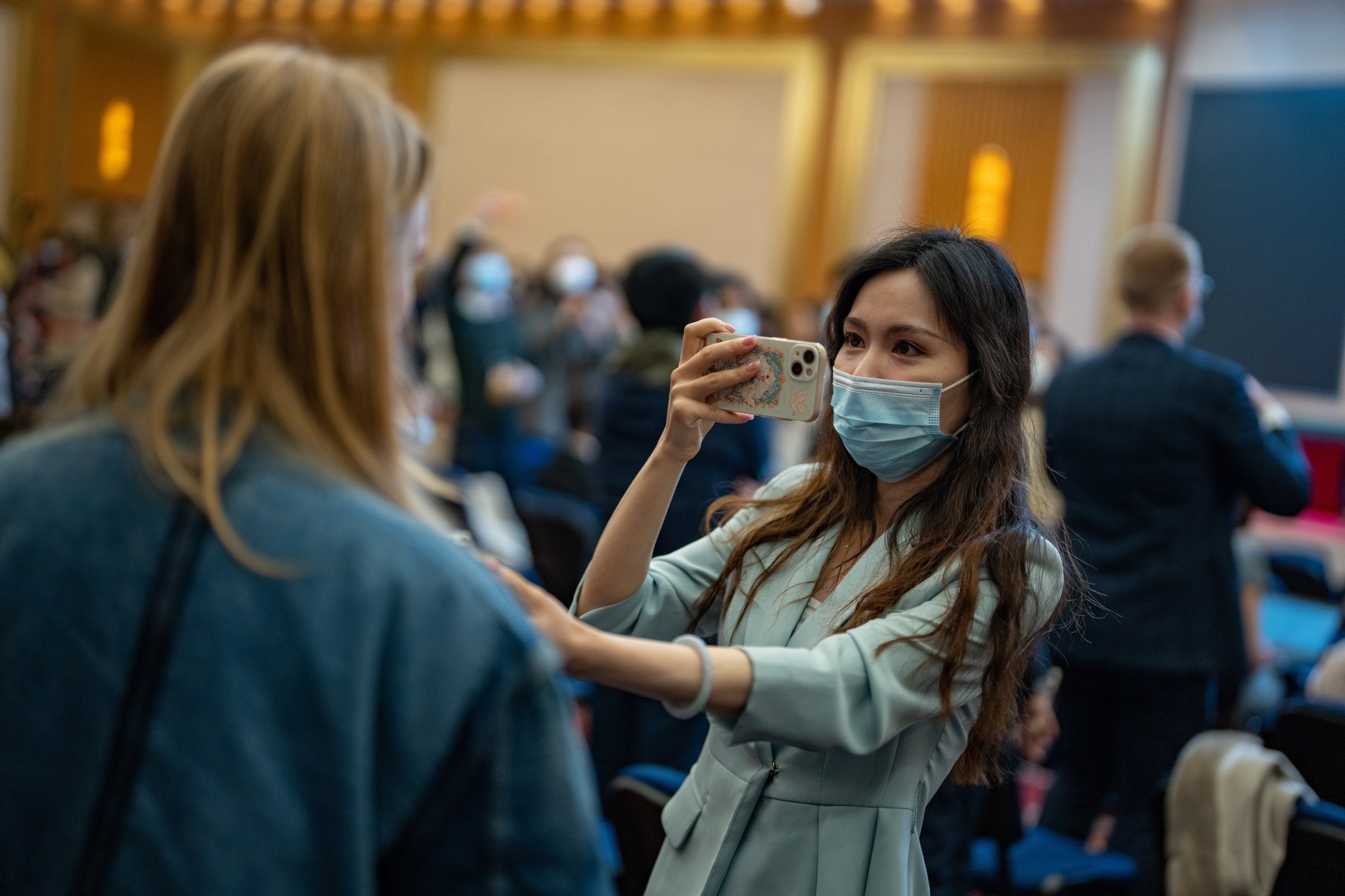 直击2023全国两会：大批中外记者齐聚一堂