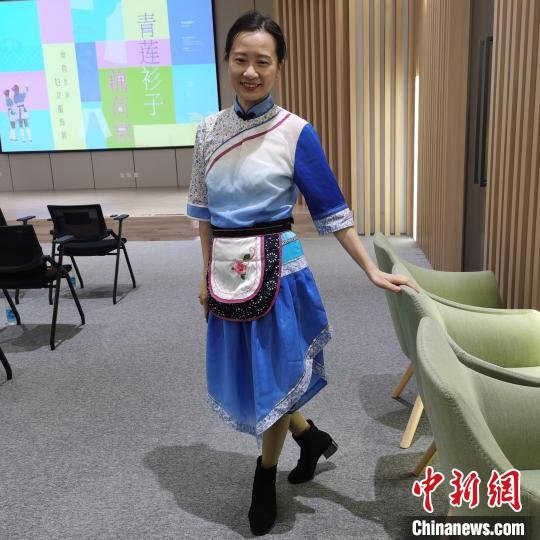 穿着甪直水乡妇女服饰，勾起了郁佳怡曾经的回忆。　钟升 摄