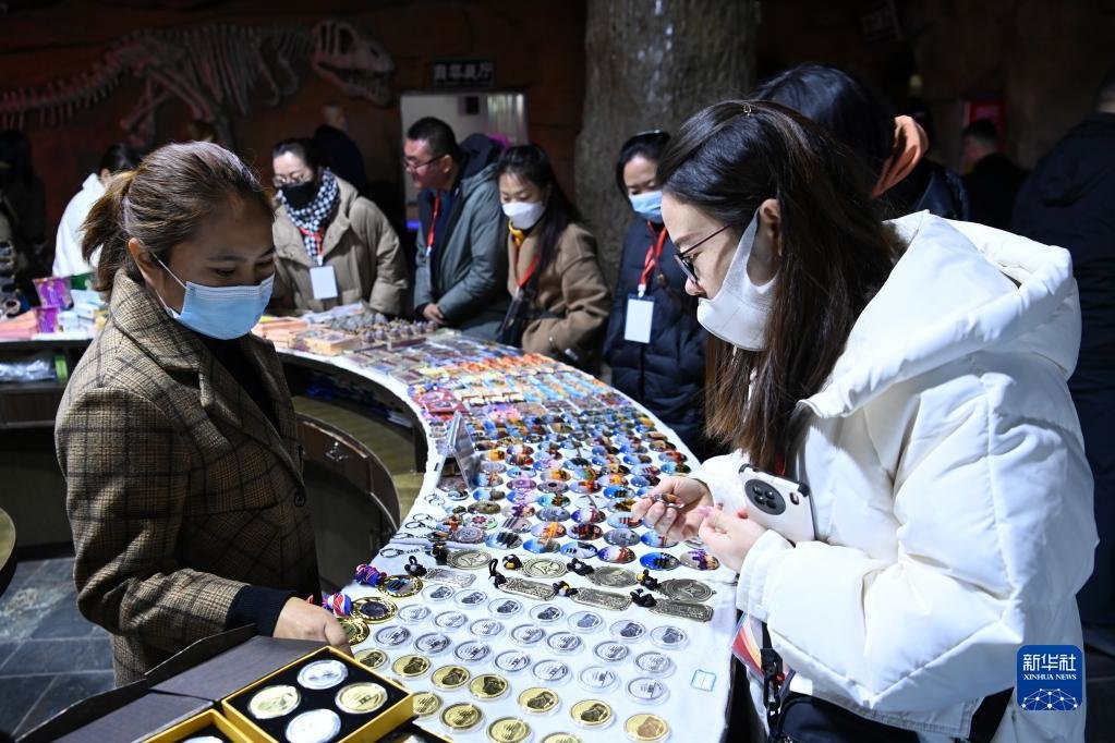 3月4日，游客在嘉峪关长城第一墩景区选购文创产品。新华社记者 范培珅 摄