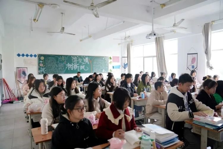 江西机电职院党委书记蔡天作、校长花严红新学期深入课堂听思政课