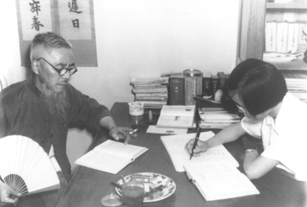 1956年7月 丰子恺和丰一吟在日月楼合译柯罗连科小说